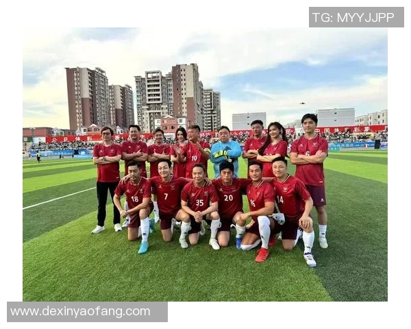 中国足球明星在绿茵场上展现风采与激情的精彩瞬间